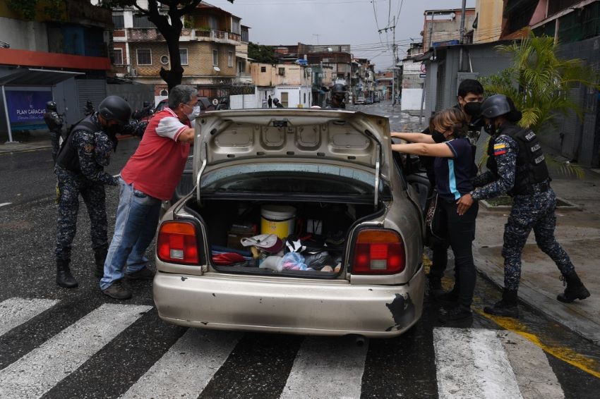 Maduro anuncia acción contundente: caraqueños de zonas bajo fuego huyen para salvar sus vidas