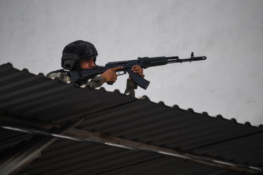 Maduro anuncia acción contundente: caraqueños de zonas bajo fuego huyen para salvar sus vidas