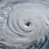 El huracán Elsa pierde fuerza pero sigue amenazando al Caribe
