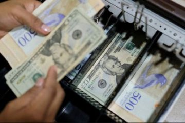 Bloomberg: Venezolanos respaldan la dolarizaci&oacute;n como medida para frenar la inflaci&oacute;n