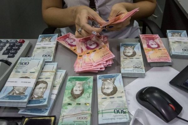 Reaparecen billetes: Venezolanos corren para deshacerse del efectivo ante desconfianza por nueva reconversión