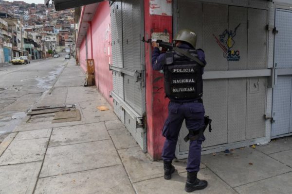 Maduro anuncia acción contundente: caraqueños de zonas bajo fuego huyen para salvar sus vidas