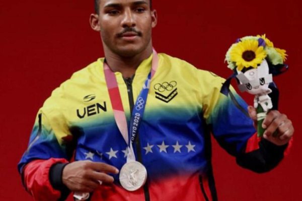 El pesista Julio Mayora le da la primera medalla a Venezuela en Tokio