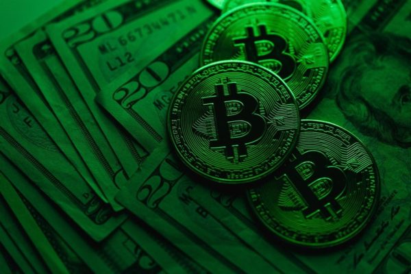 Menos de US$25.000: bitcoin se derrumba hasta su menor precio en 18 meses