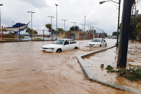 #10Ago Fuerte aguacero colapsa a Caracas con inundaciones en calles y avenidas