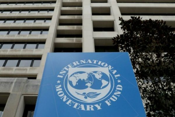 FMI bajó de -10% a -5% proyección de contracción económica en Venezuela