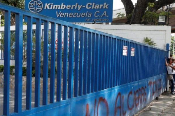 Trabajadores denuncian desfalco: la estatizada Kimberly Clark ya no produce ni para los salarios