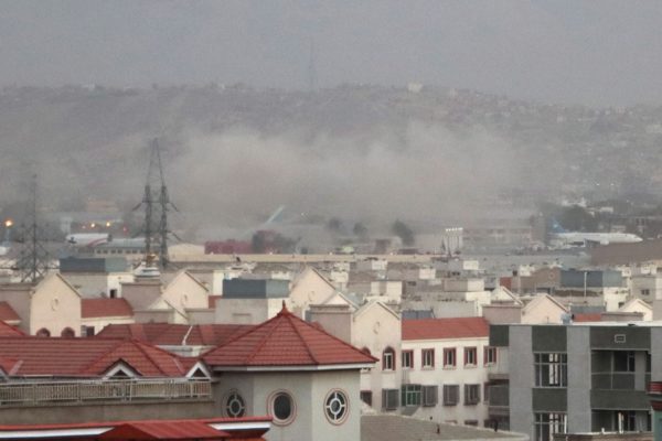 Doble atentado en Kabul deja al menos 15 fallecidos y decenas de heridos, mientras los talibanes se desvinculan de las explosiones