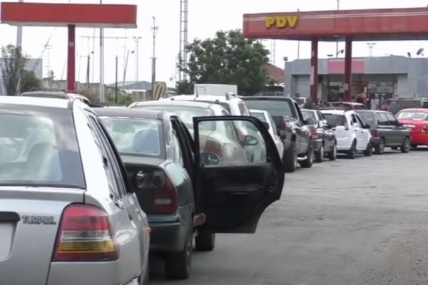 Gobierno oficializa aumento de la gasolina subsidiada a Bs.0,10 por litro a partir de este #24Oct
