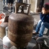 Más de un tercio de hogares venezolanos reciben bombonas de gas doméstico cada tres meses. Otro tercio no recibe