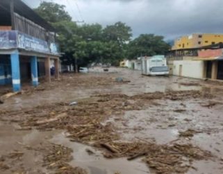 Se desbordan quebradas en La Guaira: Inameh emite alerta por riesgo de inundaciones en 9 estados