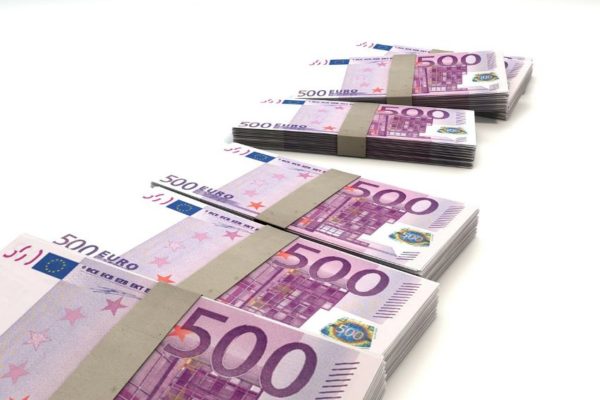 El euro roza la paridad con el dólar: su valor más mínimo en 20 años