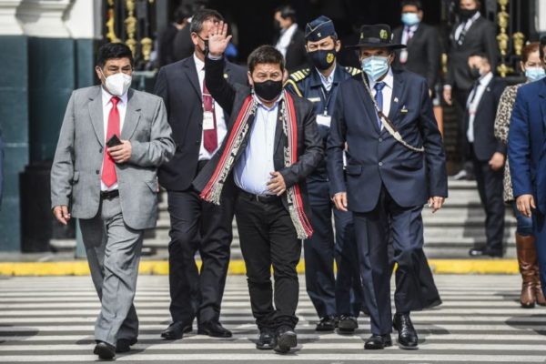 En duro debate gabinete del peruano Pedro Castillo recibió la confianza del Congreso