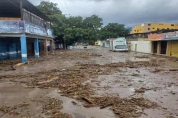 Se desbordan quebradas en La Guaira: Inameh emite alerta por riesgo de inundaciones en 9 estados