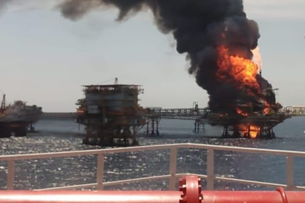 Incendio en Pemex deja al menos un muerto y varios desaparecidos