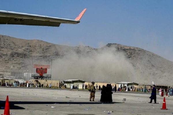 El Pentágono confirma explosión en las afueras del aeropuerto de Kabul
