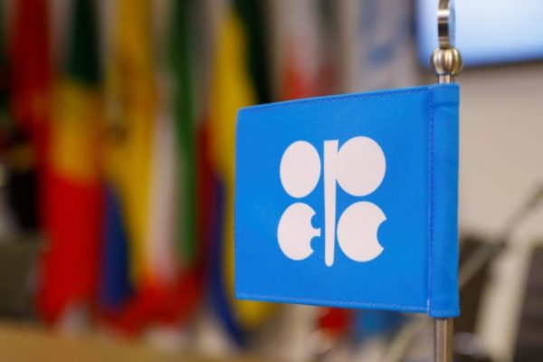 OPEP+ sigue adelante con los fuertes recortes de su oferta de petróleo
