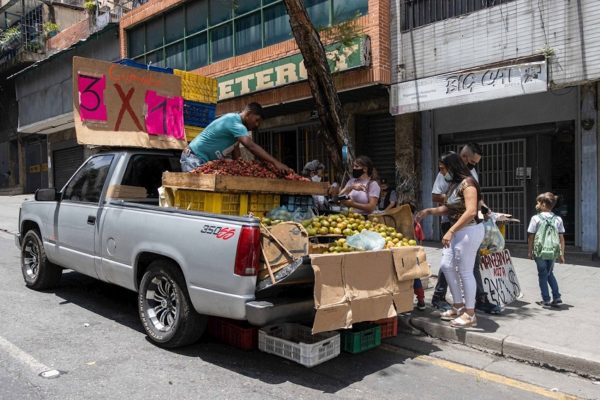 ‘Se gana más en la calle’: el trabajo informal gana terreno en una Venezuela en crisis