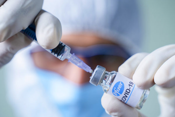 Estudio concluye que combinar vacunas de Sinovac y Pfizer es seguro
