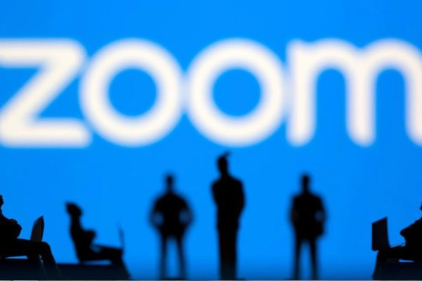 Acciones de Zoom caen más del 11% ante fuerte descenso en la demanda de su servicio de videoconferencias