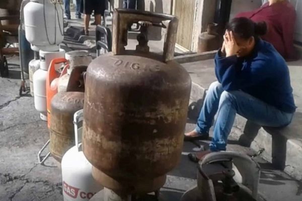 Más de un tercio de hogares venezolanos reciben bombonas de gas doméstico cada tres meses. Otro tercio no recibe