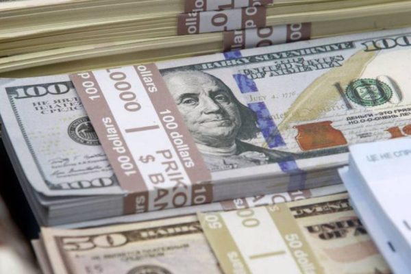 El precio del dólar sigue a la baja y cierra en Bs. 3.953.523,45