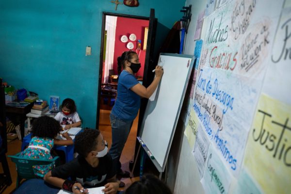 Las maestras de Petare que convierten sus casas en escuelas ante la suspensión de clases por la pandemia