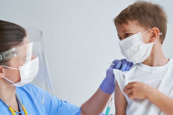 Lo verdadero y falso sobre la vacunación contra el covid-19 en niños y adolescentes