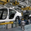 Guerra en Ucrania amenaza con disparar precios de materias primas: industria automotriz en alto riesgo