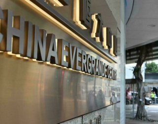 China urge a bancos a estabilizar el mercado inmobiliario por riesgo de Evergrande