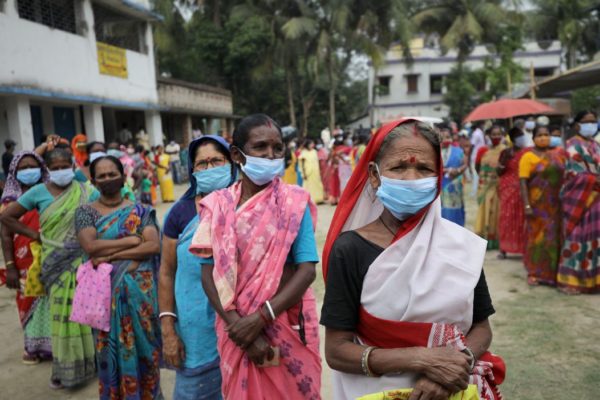 India restringe fiestas religiosas por temor a nueva ola de covid-19