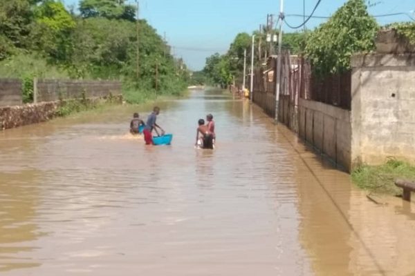 2 muertos y 1.500 viviendas afectadas en Anzoátegui tras el desbordamiento el río Neverí