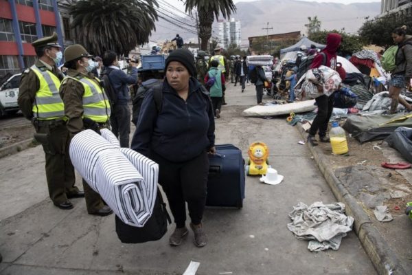 Haitianos auxilian a migrantes venezolanos hambrientos en Panamá con rumbo a EEUU