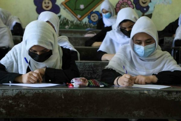 Los talibanes confirman que permitirán que las mujeres estudien, pero separadas de los hombres