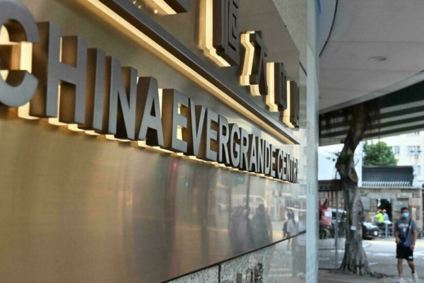 China urge a bancos a estabilizar el mercado inmobiliario por riesgo de Evergrande