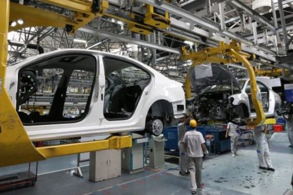 Guerra en Ucrania amenaza con disparar precios de materias primas: industria automotriz en alto riesgo