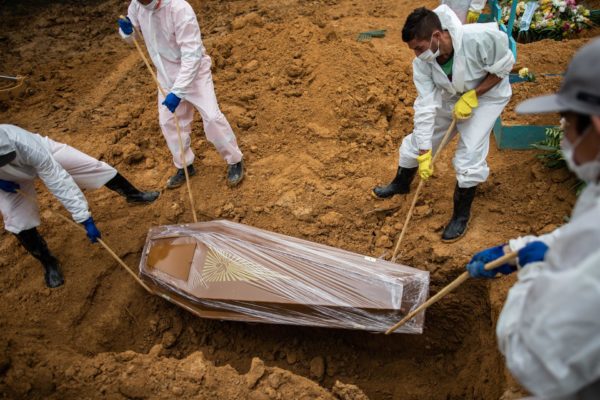 La media de muertes por covid-19 en Brasil registró el nivel más bajo en diez meses