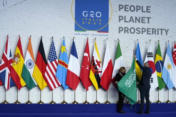 Líderes del G20 se comprometen a vacunar al 70 % del mundo en 2022