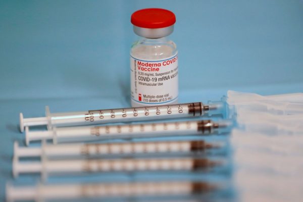 Moderna: vacuna modificada contra la variante ómicron da buenos resultados preliminares