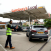 Gobierno británico admite que escasez en gasolineras puede durar otra semana