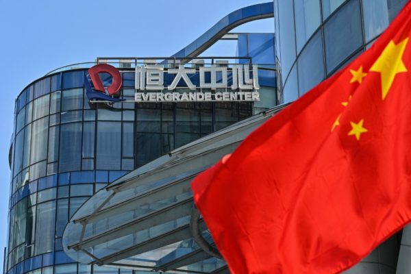 Evergrande vuelve a cotizar y cae un 12,5 % tras cancelar venta de su filial