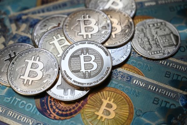 El bitcóin recupera los 49.000 dólares y se repone del desplome del sábado