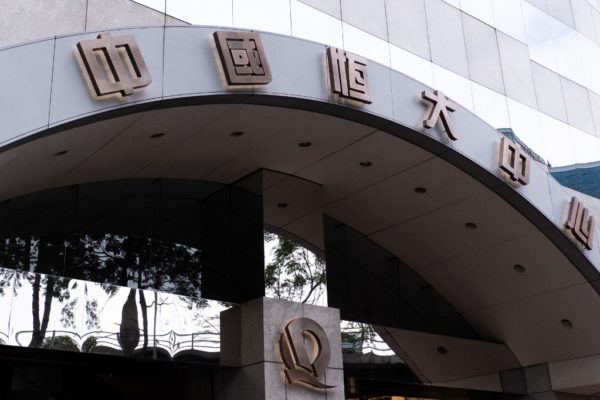 Evergrande repunta en bolsa tras anunciar creación de grupo control de riesgo