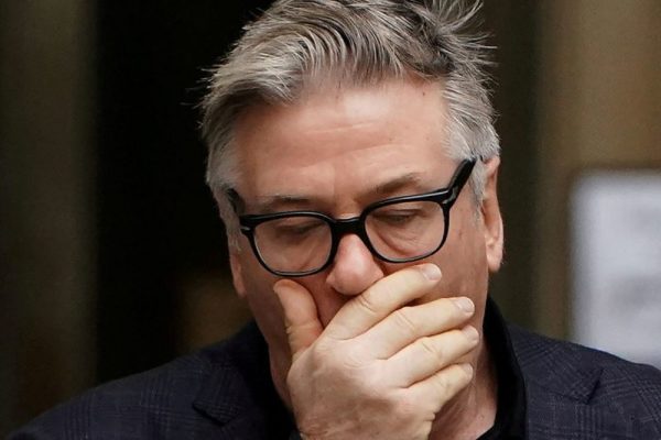 La reacción de Alec Baldwin tras el fatal accidente en set de grabación: «Mi corazón está roto»