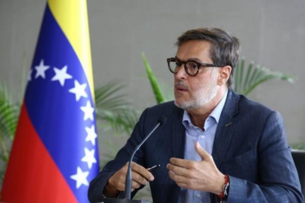 Canciller Plasencia acusa a gobierno de Colombia de ‘estafa agravada’ con ayuda a migrantes venezolanos