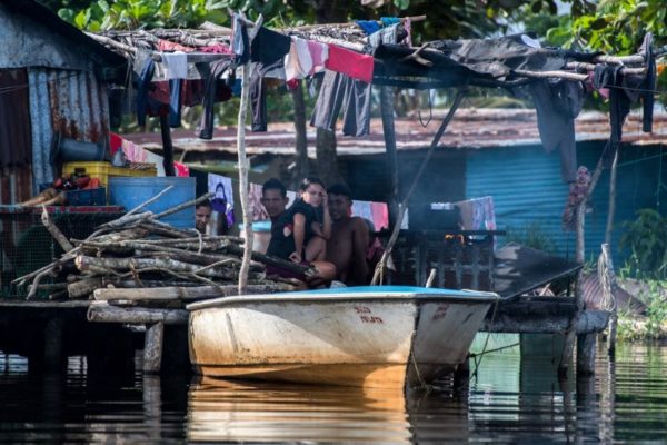 Crónica | ‘Aquí somos todos brutos’: la vida sin leer ni escribir en un aislado pueblo de Venezuela