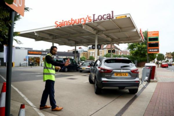 Gobierno británico admite que escasez en gasolineras puede durar otra semana