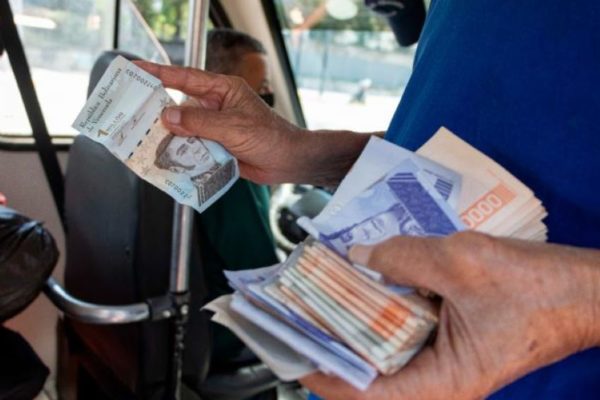 #Exclusivo | Transportistas dicen que no se ven los nuevos billetes y aumenta el pago en dólares