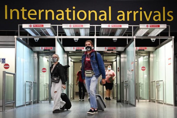 Reino Unido veta vuelos desde seis países africanos ante nueva variante covid