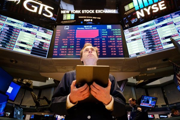 Wall Street cierra dispar esperando alocución de Powell